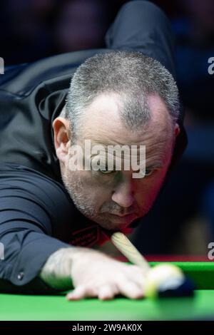 Macau, China. 26th Dec, 2023. Mark Williams of Wales competes during the group A quarter finals against Si Jiahui of China at the 2023 Macau Snooker Masters in Macau, south China, Dec. 26, 2023. Credit: Cheong Kam Ka/Xinhua/Alamy Live News Stock Photo