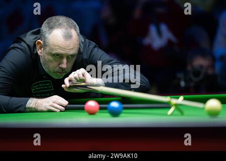 Macau, China. 26th Dec, 2023. Mark Williams of Wales competes during the group A quarter finals against Si Jiahui of China at the 2023 Macau Snooker Masters in Macau, south China, Dec. 26, 2023. Credit: Cheong Kam Ka/Xinhua/Alamy Live News Stock Photo