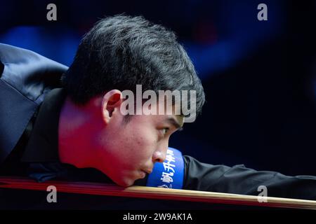 Macau, China. 26th Dec, 2023. Si Jiahui of China competes during the group A quarter finals against Mark Williams of Wales at the 2023 Macau Snooker Masters in Macau, south China, Dec. 26, 2023. Credit: Cheong Kam Ka/Xinhua/Alamy Live News Stock Photo