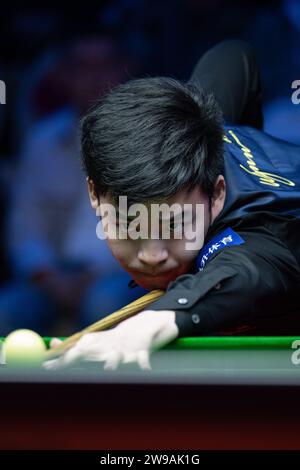 Macau, China. 26th Dec, 2023. Si Jiahui of China competes during the group A quarter finals against Mark Williams of Wales at the 2023 Macau Snooker Masters in Macau, south China, Dec. 26, 2023. Credit: Cheong Kam Ka/Xinhua/Alamy Live News Stock Photo