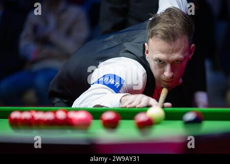 Macau, China. 26th Dec, 2023. Judd Trump of England competes during the group A quarter finals against Ding Junhui of China at the 2023 Macau Snooker Masters in Macau, south China, Dec. 26, 2023. Credit: Cheong Kam Ka/Xinhua/Alamy Live News Stock Photo