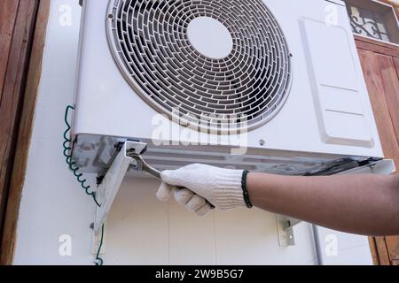 technician installing outdoor air conditioning unit Stock Photo
