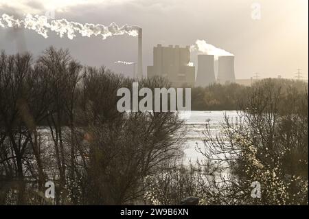 26 December 2023, Saxony-Anhalt, Halle (Saale): Flooding of the Weiße Elster river in front of the Leuna industrial site in Schkopau. The flood situation remains tense in many places in Saxony-Anhalt. Photo: Heiko Rebsch/dpa Stock Photo
