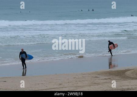 Hale Beach, Cornwall, United Kingdom. 26th Dec 2023. Local Surfers, families and dog walkers  enjoy Boxing Day on the Cornish beach of Hale. Stock Photo