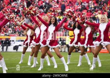 Kansas City Chiefs cheerleaders perform in Christmas costumes during an NFL Football game against the Las Vegas Raiders, Monday, Dec. 25, 2023, in Kansas City, Mo. Stock Photo