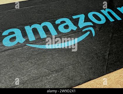 Nahaufnahme Amazon Prime Paket *** Close-up Amazon Prime package Copyright: xmix1x Stock Photo