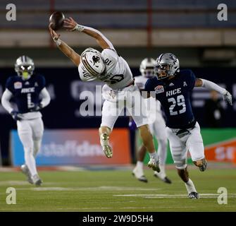 Dallas, Texas, USA. 26th Dec, 2023. Texas State wide receiver JOEY HOBERT (10) leaps but misses a pass, though Rice safety DAVEON HOOK (29) is called for defensive holding on the play during the SERVPRO First Responder Bowl game between the Rice Owls and the Texas State Bobcats in Dallas. Making their first-ever bowl game appearance, Texas State won, 45-21. (Credit Image: © Scott Coleman/ZUMA Press Wire) EDITORIAL USAGE ONLY! Not for Commercial USAGE! Stock Photo