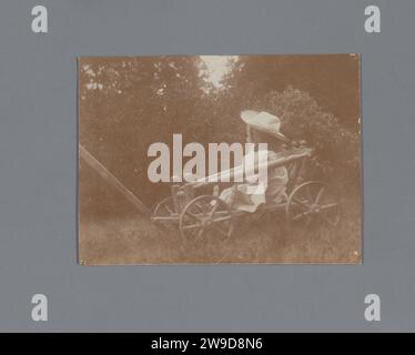 Portrait of an unknown girl in a cart, Johannes Diderik van der Waals (1873-1971) (attributed to), 1904 photograph   photographic support  historical persons. child. hand-cart Stock Photo