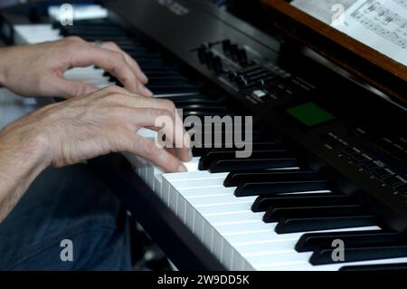 Klavier spielen , Deutschland, BLF *** Playing the piano , Germany, BLF BL84922 Stock Photo