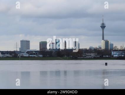 Blick auf den Hochwasser fuehrenden Rheinstrom bei Duesseldorf - den Rheinturm -die Skyline und letzte Gebaeude von Duesseldorf Hamm Weihnachtshochwasser - Blick auf Duesseldorf Hamm - mit Rheinturm, Hamm und Rheindeich und Skyline *** View of the flooding Rhine river near Duesseldorf the Rhine tower the skyline and last buildings of Duesseldorf Hamm Christmas flood View of Duesseldorf Hamm with Rhine tower, Hamm and Rhine dike and skyline Stock Photo