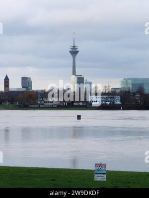 So sieht es aus, wenn Vater Rhein seine Muskeln spielen laesst und sein Bett verlaesst Weihnachtshochwasser Blick auf Skyline Duesseldorf mit Rheinturm *** This is what it looks like when Father Rhine flexes his muscles and leaves his bed Christmas floods View of the Duesseldorf skyline with the Rhine Tower Stock Photo