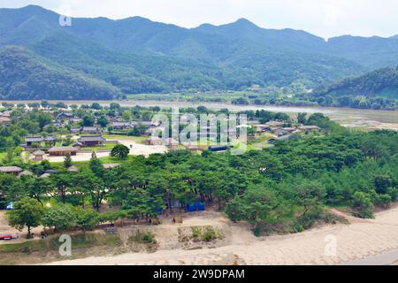 Andong City, South Korea - August 1st, 2021: From Buyongdae Cliff, a panoramic shot captures Andong Hahoe Folk Village, a UNESCO World Heritage Site, Stock Photo