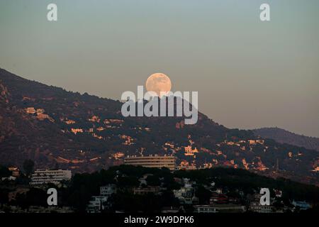 Malaga, Spain. 26th Dec, 2023. The full moon of December, known as the 'cold moon', is seen rising ove. the mountains. In December takes place the last full moon of the year and the first of winter, called the cold moon due to the cold temperatures of winter in the Northern Hemisphere. Credit: SOPA Images Limited/Alamy Live News Stock Photo