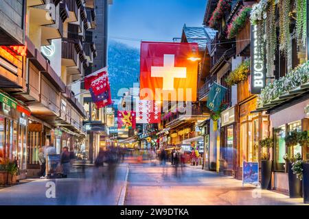 ZERMATT, SWITZERLAND - OCTOBER 14, 2023: The historic street of Bahnhofstrasse at night. Stock Photo