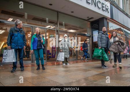 Preston, Lancashire.  UK Weather. 27 Dec 2023. Marks & Spencer Christmas Sales shops, shoppers shopping on a wet and gusty day in the city centre. Credit MediaWorldImages/AlamyLiveNews Stock Photo