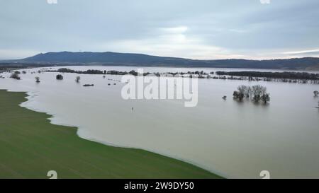 Kelbra, Germany. 27th Dec, 2023. Land under water at Kyffhäuser. Huge areas above the Kelbra dam are flooded. Days of rain and thaw in the mountains have led to flooding in rivers and streams. (Aerial view with a drone) Credit: Heiko Rebsch/dpa/Alamy Live News Stock Photo