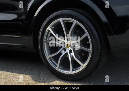 OCALA, FLORIDA USA - OCTOBER 22, 2023  Porsche emblem on clean shiny polished wheel on black automobile.  Horse with antlers traditional crest design Stock Photo
