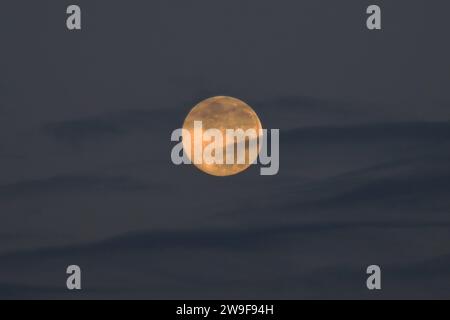 Bogota, Colombia. 27th Dec, 2023. General view of the last full moon of 2023, also known as the Cold Moon, is seen through the clouds at dawn over the city of Bogota. on December 27, 2023 in Bogota, Colombia. (Credit Image: © José Isaac Bula Urrutia/eyepix via ZUMA Press Wire) EDITORIAL USAGE ONLY! Not for Commercial USAGE! Stock Photo