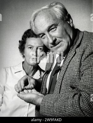 Louis Leakey and Mary Leakey, British archeologist and anthropologist Mary Douglas Nicol Leakey (1913-1996) and her husband Louis Seymour Bazett Leakey (1903-1972), 1962 Louis Seymour Bazett Leakey (1903 – 1972) Kenyan-British palaeoanthropologist and archaeologist Stock Photo