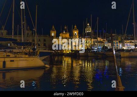 Night crossing with a small ferry from Valletta to the Three Cities (Cottonera) across the Grand Harbour. Birgu, Malta Stock Photo