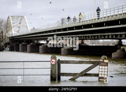 DEVENTER - Flooded floodplains of the IJssel near Deventer. The water level is very high in various places in the Netherlands due to heavy rainfall. ANP SEM VAN DER WAL netherlands out - belgium out Stock Photo