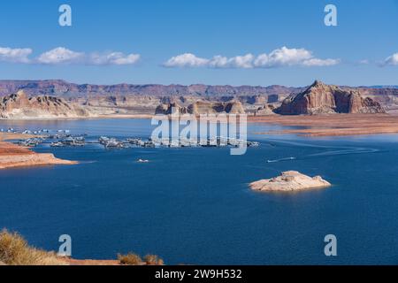 The Wahweap Marina in Wahweep Bay at the southern end of Lake Powell in the Glen Canyon National Recreation Area, Arizona. Stock Photo