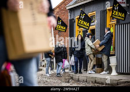 BAARLE-NASSAU - Customers leave a fireworks store in Baarle-Nassau, Belgium, with their purchases. Now that the sale of fireworks has started in the Netherlands, they can also cross the Dutch border. ANP ROB ENGELAAR netherlands out - belgium out Stock Photo