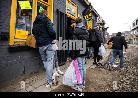 BAARLE-NASSAU - Customers leave a fireworks store in Baarle-Nassau, Belgium, with their purchases. Now that the sale of fireworks has started in the Netherlands, they can also cross the Dutch border. ANP ROB ENGELAAR netherlands out - belgium out Stock Photo