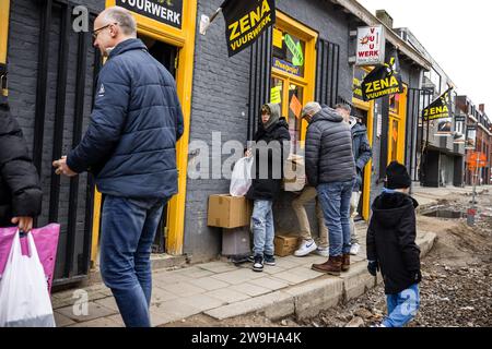 BAARLE-NASSAU - Customers leave a fireworks store in Baarle-Nassau, Belgium, with their purchases. Now that the sale of fireworks has started in the Netherlands, they can also cross the Dutch border. ANP ROB ENGELAAR netherlands out - belgium out Stock Photo