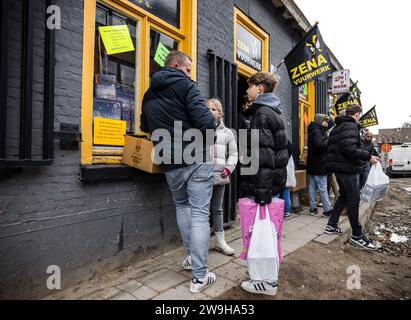 BAARLE-NASSAU - Customers leave a fireworks store in Baarle-Nassau, Belgium, with their purchases. Now that the sale of fireworks has started in the Netherlands, they can also cross the Dutch border. ANP ROB ENGELAAR netherlands out - belgium out Stock Photo