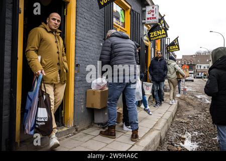 BAARLE-NASSAU - Customers leave a fireworks store in Baarle-Nassau, Belgium, with their purchases. Now that the sale of fireworks has started in the Netherlands, they can also cross the Dutch border. ANP ROB ENGELAAR netherlands out - belgium out Stock Photo