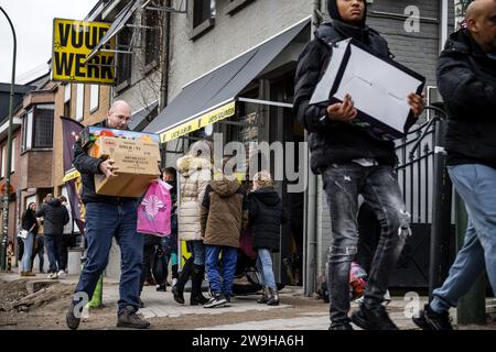 BAARLE-NASSAU - Customers leave a fireworks store in Baarle-Nassau, Belgium, with their purchases. Now that the sale of fireworks has started in the Netherlands, they can also cross the Dutch border. ANP ROB ENGELAAR netherlands out - belgium out Stock Photo