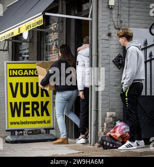 BAARLE-NASSAU - Customers leave a fireworks store in Baarle-Nassau, Belgium, with their purchases. Now that the sale of fireworks has started in the Netherlands, they can also cross the Dutch border. ANP ROB ENGELAAR netherlands out - belgium out Stock Photo