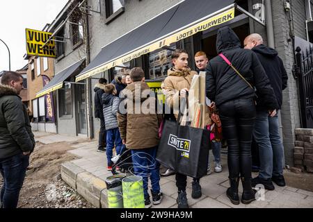 BAARLE-NASSAU - Customers leave a fireworks store in Baarle-Nassau, Belgium, with their purchases. Now that the sale of fireworks has started in the Netherlands, they can also cross the Dutch border. ANP ROB ENGELAAR netherlands out - belgium out Stock Photo