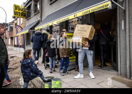 BAARLE-NASSAU - Customers leave a fireworks store in Baarle-Nassau, Belgium, with their purchases. Now that the sale of fireworks has started in the Netherlands, they can also cross the Dutch border. ANP ROB ENGELAAR netherlands out - belgium out Stock Photo