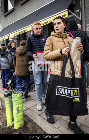 BAARLE-NASSAU - Customers leave a fireworks store in Baarle-Nassau, Belgium, with their purchases. Now that the sale of fireworks has started in the Netherlands, they can also cross the Dutch border. ANP ROB ENGELAAR netherlands out - belgium out Stock Photo