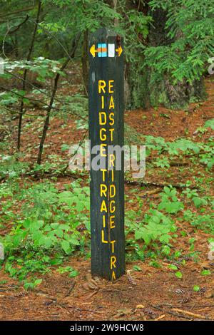 East Ridge Trail junction post, Bigelow Hollow State Park, Connecticut Stock Photo