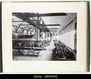 Interior of the Fermenteerschuur Aneta Mineh, contract workers in the Helvetia, Sumatra, Carl J. Kleingrothe, 1889 - 1900 sorting room photograph Interior of the Fermenteerschuur Aneta Mineh where workers (probably Chinese contract workers) are busy sorting tobacco leaves in the sorting room under the supervision of European supervisors. On the Helvetia tobacco company of the Deli Maatschappij on Sumatra. Part of the Sumatra photo album by Paul and Lucie Sandel from 1900. Sumatra photographic support  tobacco. plantation. barn. working class, labourers. Chinese Sumatra Stock Photo