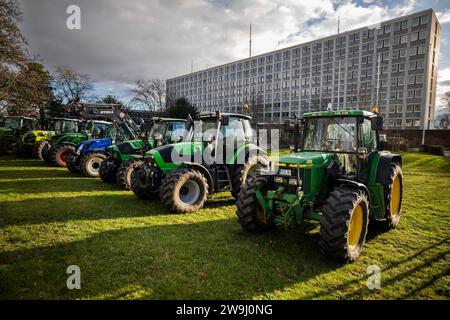 Kassel Farmers demonstrate against government plans Kassel, Germany, 28. December 2023, Around 100 farmers from northern Hesse demonstrated in Kassel city centre on Thursday 28 December against the government s plans. After a tractor convoy around the city centre, more than 60 tractors parked in front of the Kassel Regional Council. The farmers then met in front of Kassel s town hall to talk to the public. Farmer Marc Sprenger 49, Staufenberg-Escherode: If the traffic light government abolishes the tax-free number plates and the agricultural diesel subsidies, there will be a market distortion Stock Photo