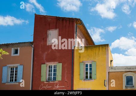 Colourful house facades, Roussillon, Le Plus beaux villages de France, Departement Vaucluse, Provence, Provence-Alpes-Cote d'Azur, France Stock Photo