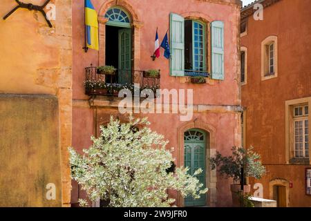 Colourful house facades, Roussillon, Le Plus beaux villages de France, Departement Vaucluse, Provence, Provence-Alpes-Cote d'Azur, France Stock Photo