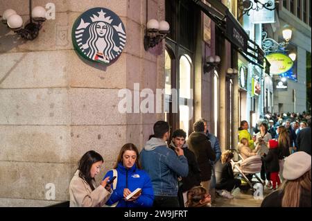 Madrid, Spain. 9th Dec, 2023. Customers are seen outside the American multinational chain Starbucks Coffee store in Spain. (Credit Image: © Xavi Lopez/SOPA Images via ZUMA Press Wire) EDITORIAL USAGE ONLY! Not for Commercial USAGE! Stock Photo