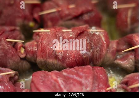 Maulbronn, Germany. 23rd Dec, 2023. Roast beef roulades in a roasting pan. Credit: Sebastian Gollnow/dpa/Alamy Live News Stock Photo