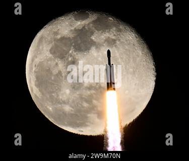 Kennedy Space Center, United States. 28th Dec, 2023. A SpaceX Falcon Heavy rocket passes in front of the moon as it launches the X37B at 8:07 PM for the United States Space Force from Launch Complex 39 at the Kennedy Space Center, Florida on Thursday, December 28, 2023. This is the seventh mission for the military space plane, but the first launched by SpaceX. Photo by Joe Marino/UPI Credit: UPI/Alamy Live News Stock Photo