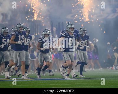 Orlando, FL, USA. 28th Dec, 2023. Kansas State runs onto the field before first half of the Pop Tarts Bowl in Orlando, FL. Romeo T Guzman/Cal Sport Media/Alamy Live News Stock Photo