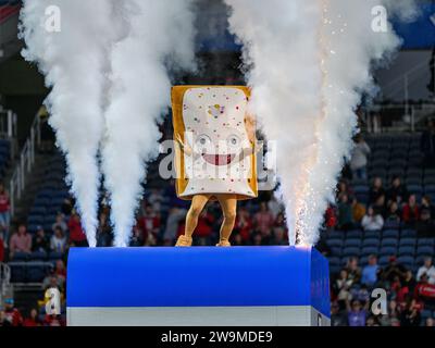 Orlando, FL, USA. 28th Dec, 2023. Strawberry Pop-Tart Bowl mascot performs before first half of the Pop Tarts Bowl in Orlando, FL. Romeo T Guzman/Cal Sport Media/Alamy Live News Stock Photo