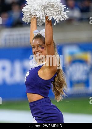 Orlando, FL, USA. 28th Dec, 2023. Kansas State cheer member performs before first half of the Pop Tarts Bowl in Orlando, FL. Romeo T Guzman/Cal Sport Media/Alamy Live News Stock Photo