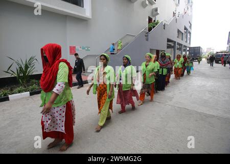 Dhaka, Bangladesh. 18th Dec, 2023. Bangladeshi Garment workers taking rest in a ground during a break in Dhaka, Bangladesh on December 27, 2023. Photo by Habibur Rahman/ABACAPRESS.COM Credit: Abaca Press/Ģ����ý Live News Stock Photo