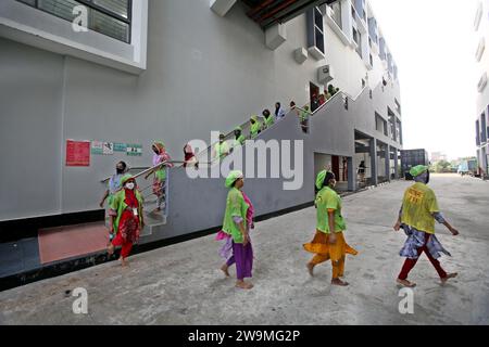 Dhaka, Bangladesh. 18th Dec, 2023. Bangladeshi Garment workers taking rest in a ground during a break in Dhaka, Bangladesh on December 27, 2023. Photo by Habibur Rahman/ABACAPRESS.COM Credit: Abaca Press/Ģ����ý Live News Stock Photo