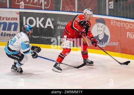 Halle, Deutschland. 28th Dec, 2023. Halle, Deutschland 28. Dezember 2023: Eishockey Oberliga Nord - 2023/2024 - 26. Sp. - MEC Halle-Saale Bulls vs. KSW Icefighters Leipzig v.li.Andre Schietzold (Leipzig) und Nick Walters (Halle) Credit: dpa/Alamy Live News Stock Photo